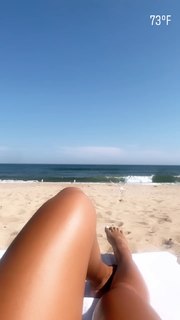 Liane Valenzuela feet photo thumbnail