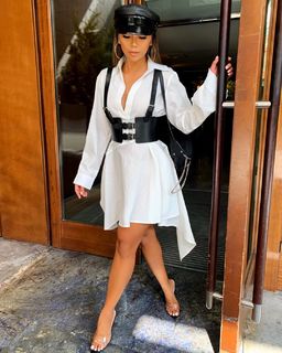 Liane Valenzuela feet photo thumbnail