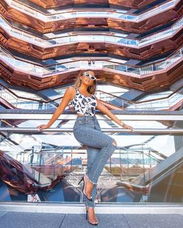 Liane Valenzuela feet photo thumbnail
