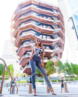 Liane Valenzuela feet photo thumbnail