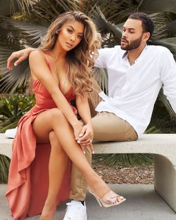 Liane Valenzuela feet photo thumbnail