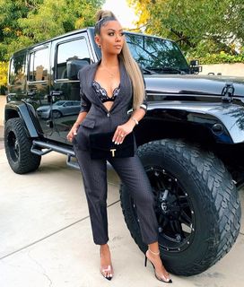 Liane Valenzuela feet photo thumbnail