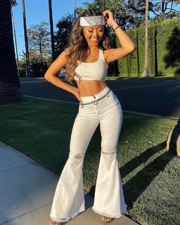 Liane Valenzuela feet photo thumbnail