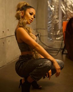 Liane Valenzuela feet photo thumbnail