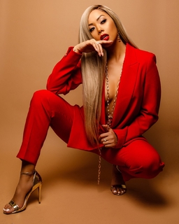 Liane Valenzuela feet photo thumbnail