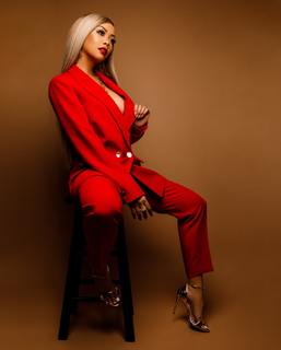 Liane Valenzuela feet photo thumbnail