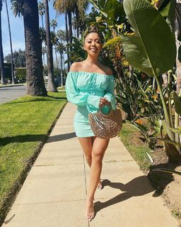 Liane Valenzuela feet photo thumbnail