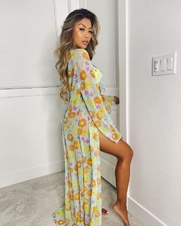 Liane Valenzuela feet photo thumbnail