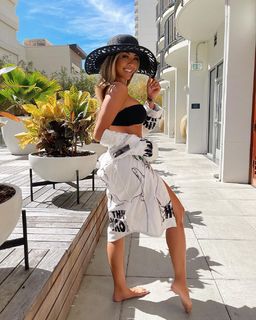 Liane Valenzuela feet photo thumbnail