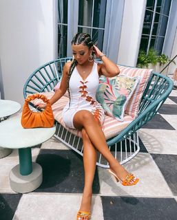 Liane Valenzuela feet photo thumbnail