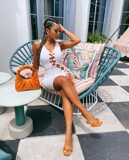 Liane Valenzuela feet photo thumbnail