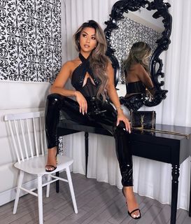 Liane Valenzuela feet photo thumbnail