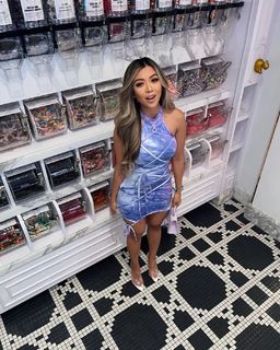 Liane Valenzuela feet photo thumbnail