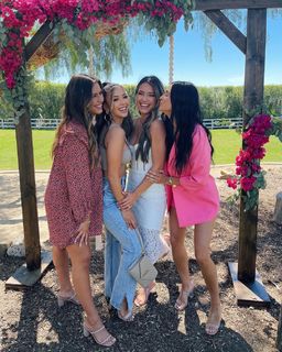 Liane Valenzuela feet photo thumbnail
