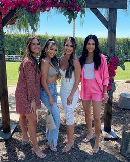 Liane Valenzuela feet photo thumbnail