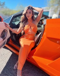 Liane Valenzuela feet photo thumbnail