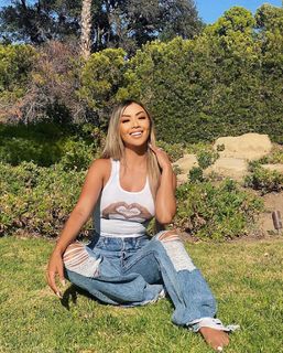 Liane Valenzuela feet photo thumbnail