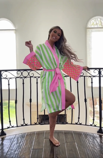 Liane Valenzuela feet photo thumbnail