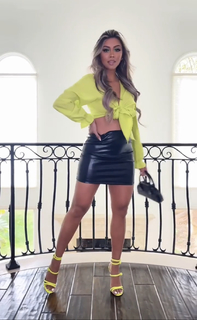 Liane Valenzuela feet photo thumbnail