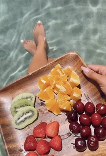 Liane Valenzuela feet photo thumbnail