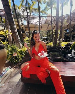 Liane Valenzuela feet photo thumbnail