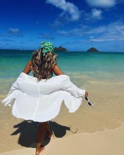 Liane Valenzuela feet photo thumbnail
