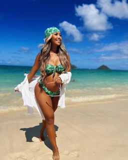 Liane Valenzuela feet photo thumbnail