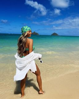 Liane Valenzuela feet photo thumbnail