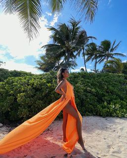 Liane Valenzuela feet photo thumbnail