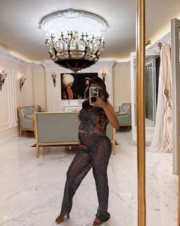 Liane Valenzuela feet photo thumbnail