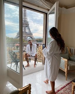 Liane Valenzuela feet photo thumbnail