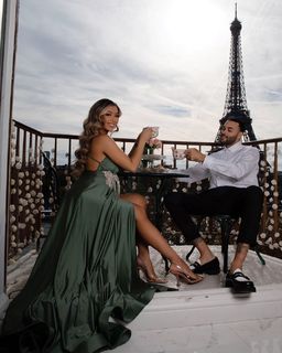 Liane Valenzuela feet photo thumbnail