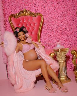 Liane Valenzuela feet photo thumbnail