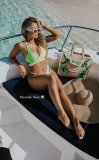 Liane Valenzuela feet photo thumbnail