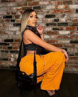 Liane Valenzuela feet photo thumbnail