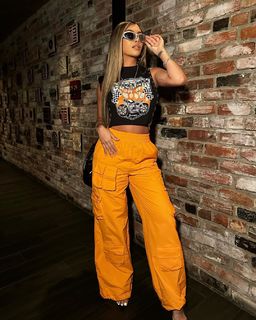 Liane Valenzuela feet photo thumbnail