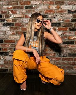 Liane Valenzuela feet photo thumbnail