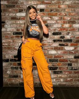 Liane Valenzuela feet photo thumbnail