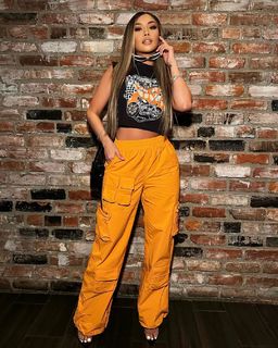 Liane Valenzuela feet photo thumbnail