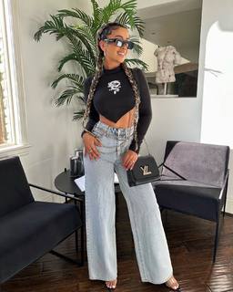 Liane Valenzuela feet photo thumbnail