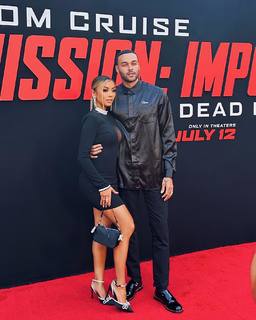 Liane Valenzuela feet photo thumbnail