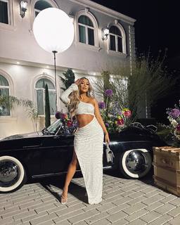 Liane Valenzuela feet photo thumbnail