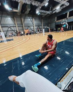 Liane Valenzuela feet photo thumbnail