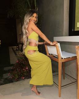 Liane Valenzuela feet photo thumbnail