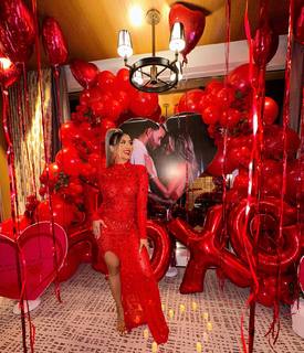 Liane Valenzuela feet photo thumbnail