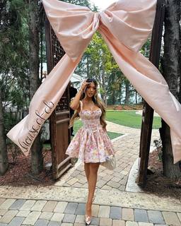 Liane Valenzuela feet photo thumbnail