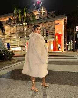 Liane Valenzuela feet photo thumbnail