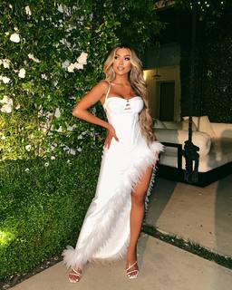 Liane Valenzuela feet photo thumbnail