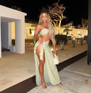 Liane Valenzuela feet photo thumbnail