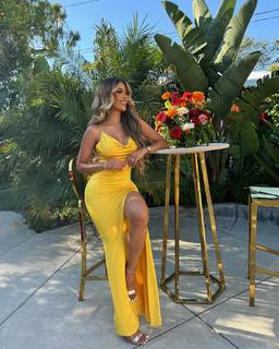 Liane Valenzuela feet photo thumbnail